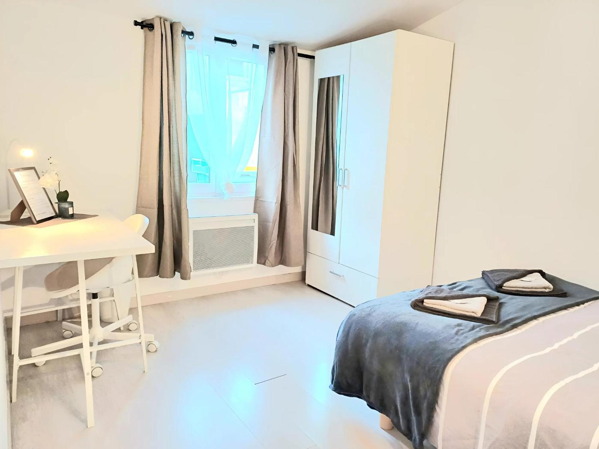 Beauvais - Proche Aeroport - Chambres Privees Ngoại thất bức ảnh